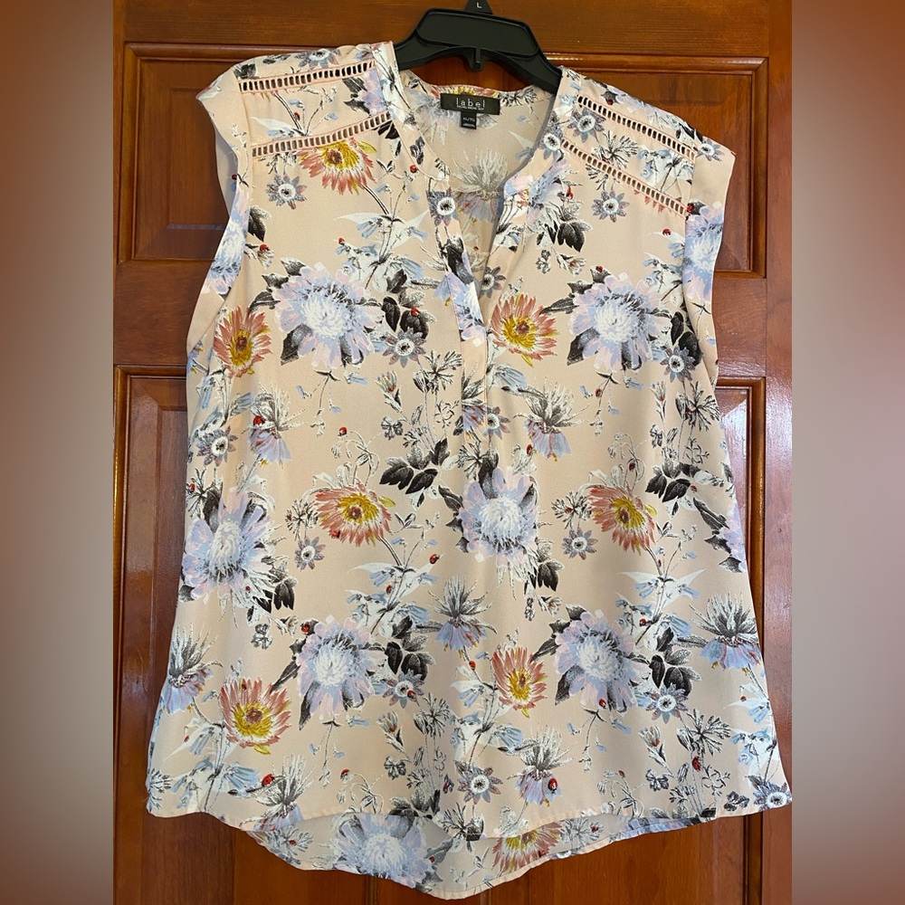 Label Rachel Roy sleeveless floral blouse.